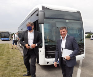 Autobus elektryczny testowany na ulicach Siedlec wyróżnia się swoim wyglądem