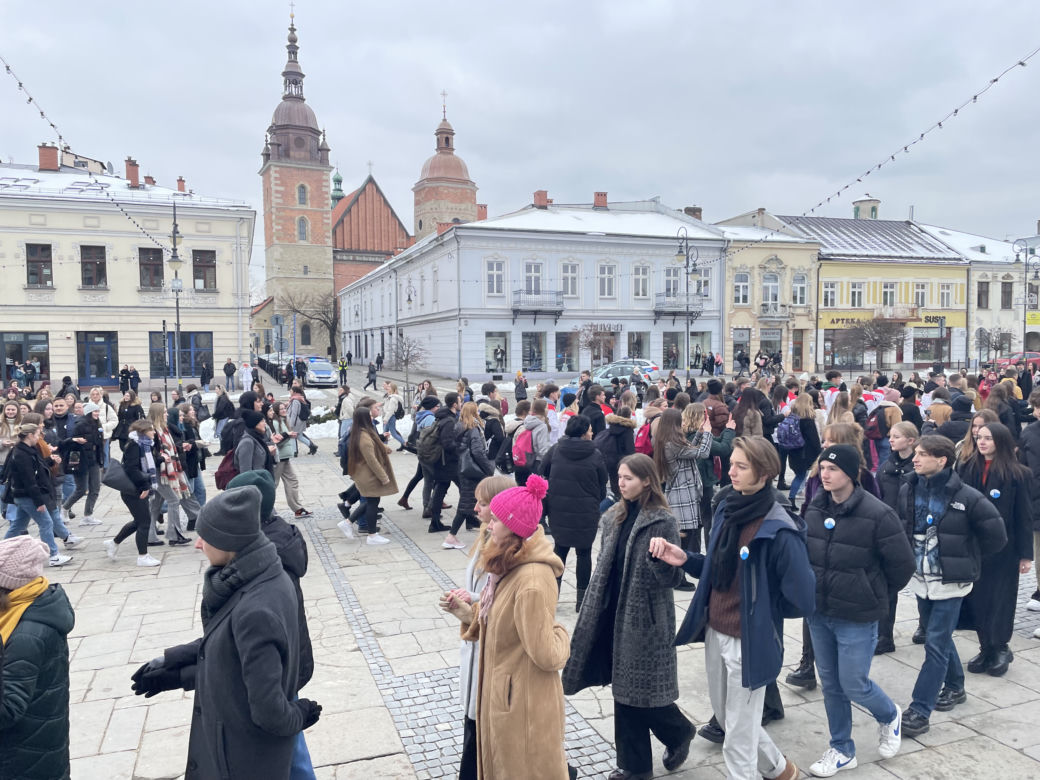 Maturzyści zatańczyli na Rynku poloneza