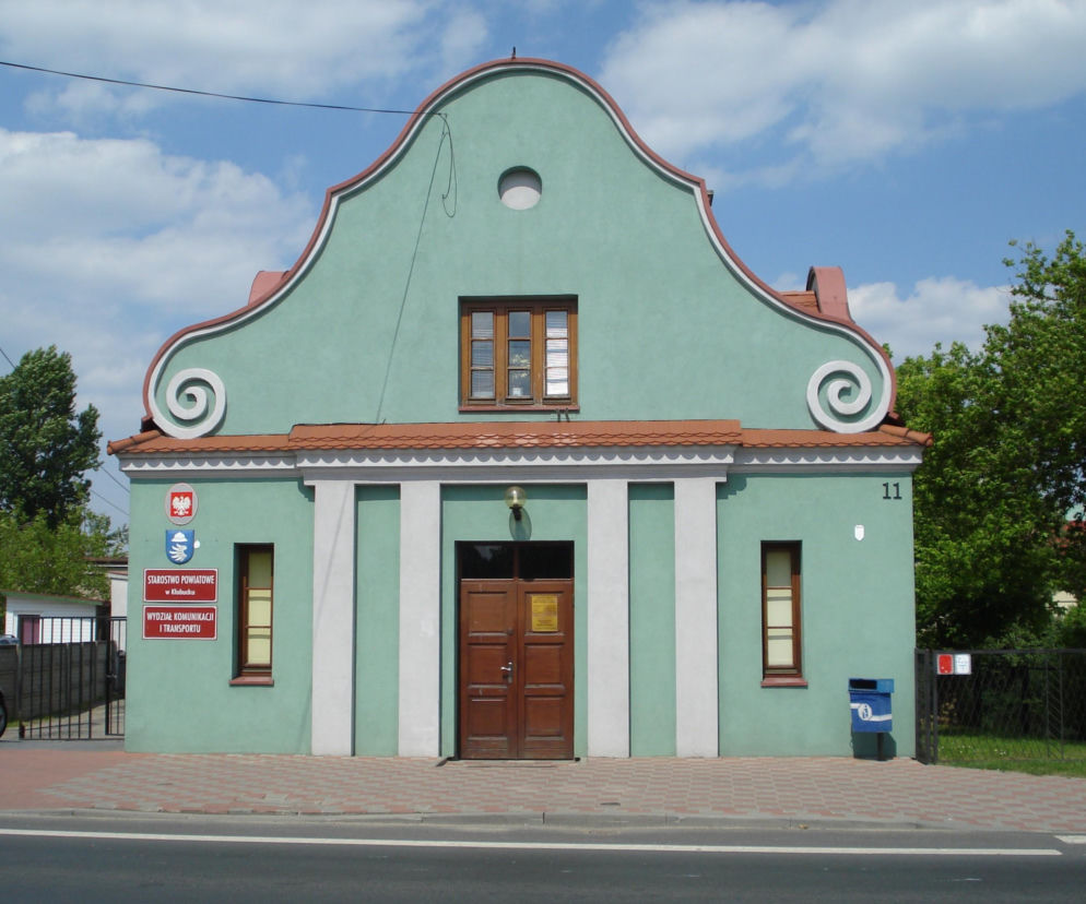 Zabytkowa łaźnia miejska w Kłobucku o zielonej fasadzie. O atrakcjach tego miasta przeczytasz na Eska Śląskie.