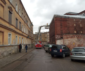 Strażacy zabezpieczali dach na starym młynie