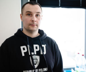 Zatrzymał groźnego przestępcę, przez sąd dostaje połowę pensji. Policjant, żeby żyć, dorabia w Żabce! Niewyobrażalny skandal