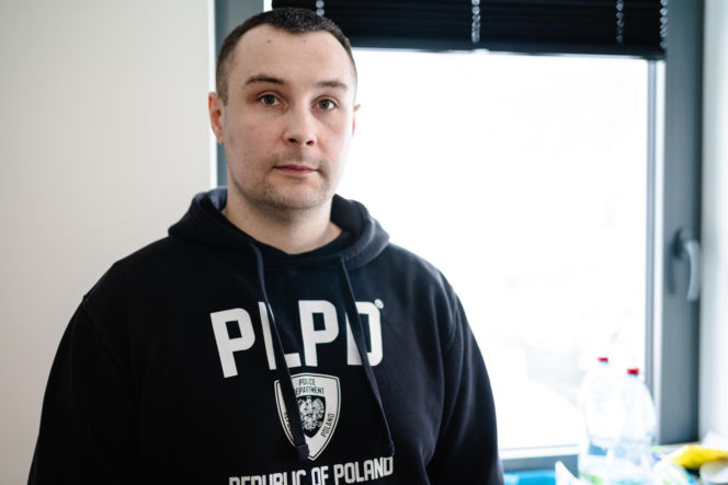 Zatrzymał groźnego przestępcę, przez sąd dostaje połowę pensji. Policjant, żeby żyć, dorabia w Żabce! "Niewyobrażalny skandal"