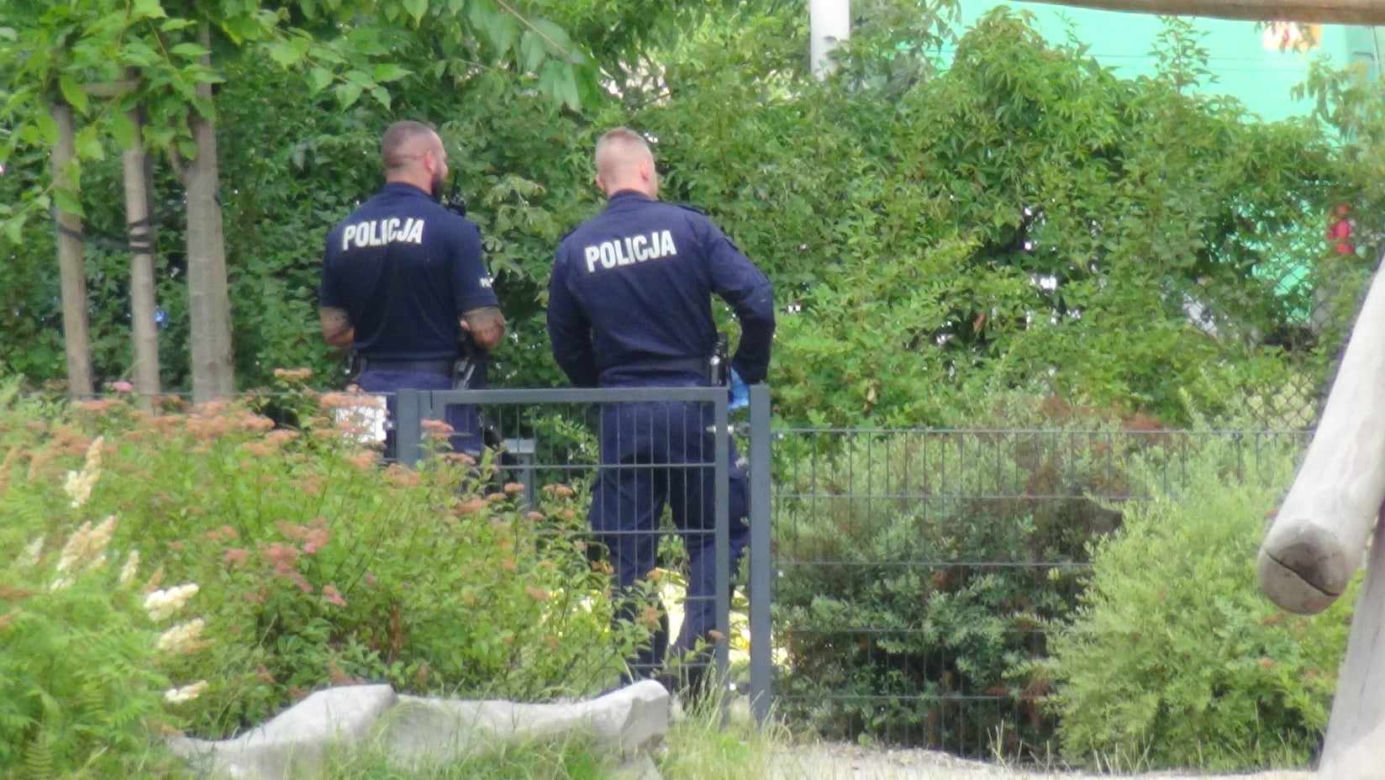 Dzieci bawiły się obok zwłok. Ciało młodego mężczyzny leżało przy placu zabaw