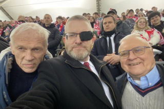 Grzegorz Braun na meczu. Pokazał się ze znanym mordercą i politykiem