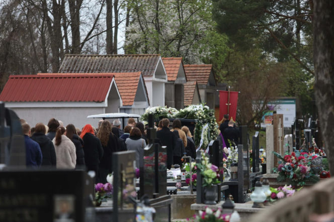 Porwali i skatowali Adriana z Ciechanowa. Bliscy żegnają 23-latka