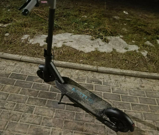 W środku zimy na hulajnodze z promilami