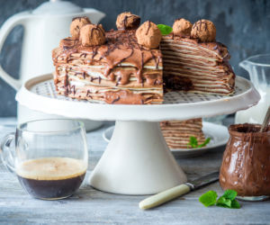 Tort naleśnikowy z nadzieniem z czekolady i amaretto: przepis na pyszny deser!