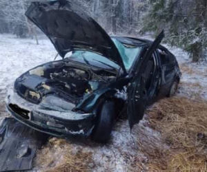 Wypadek na DK 65. Dachowanie bmw niedaleko miejscowości Zalesie [ZDJĘCIA]