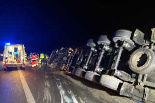 Wypadek na S5 koło Leszna. Ciężarówka z tytoniem wpadła do rowu