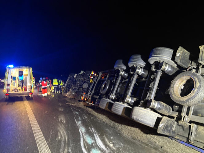 Wypadek na S5 koło Leszna. Ciężarówka z tytoniem wpadła do rowu