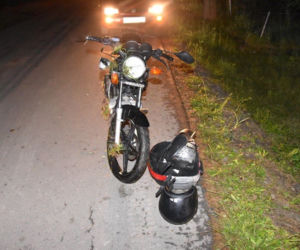 Zabawa. Pijany motorowerzysta uderzył w betonowy słup. Ma złamane kości czaszki i żebra