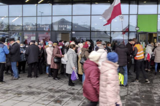 Na imprezie u Rydzyka emeryci nie boją się koronawirusa. Powód zaskakuje, i nie jest to modlitwa!