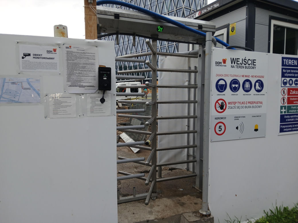 Alkomat przy wejściu na plac budowy