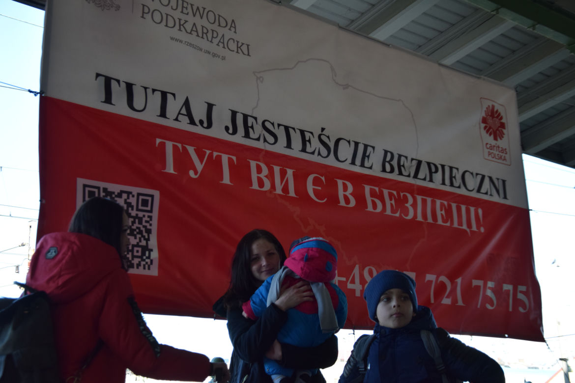 Wojna odbiera im dzieciństwo. Tłumy maluchów wyrwanych z dziecięcego świata na dworcu w Przemyślu [GALERIA]