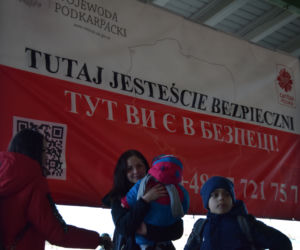 Wojna odbiera im dzieciństwo. Tłumy maluchów wyrwanych z dziecięcego świata na dworcu w Przemyślu [GALERIA]