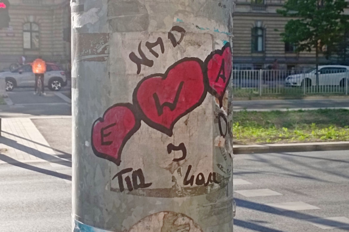 Wyznaje miłość Ewie na ulicach Szczecina. Zakochany desperat? Artysta? A może zwykły wandal?