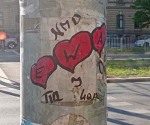 Wyznaje miłość Ewie na ulicach Szczecina. Zakochany desperat? Artysta? A może zwykły wandal?