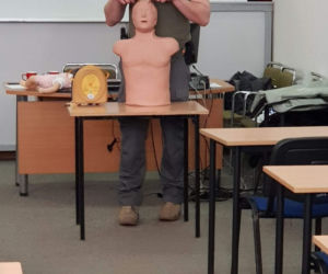 Policjanci ze Szczecina uczą młodzież jak ratować życie