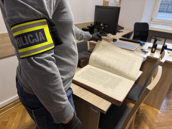 Policja odzyskuje zaginione żydowskie księgi! Znamy kulisy sprawy