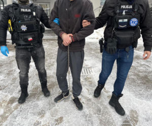 Łomża. Ukradł puszkę WOŚP, a później rzucił się z nożem na policjantów!