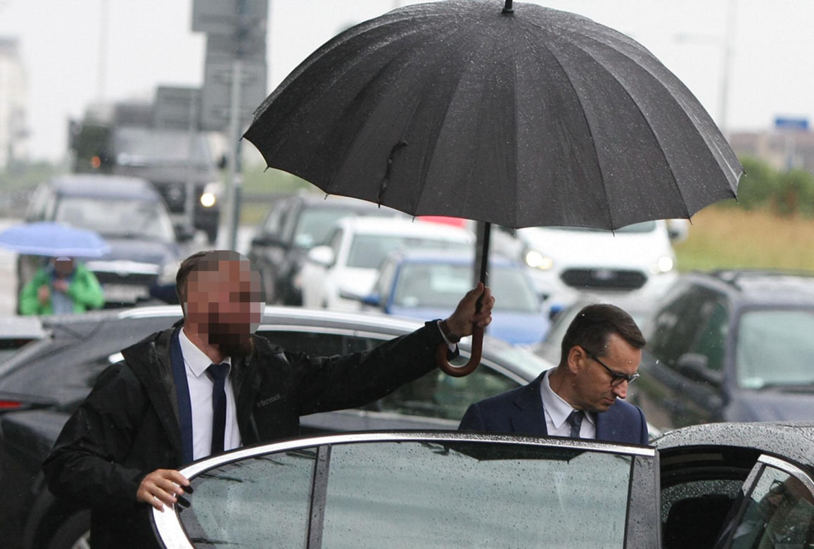 Morawiecki pod ochroną na miesięcznicy 