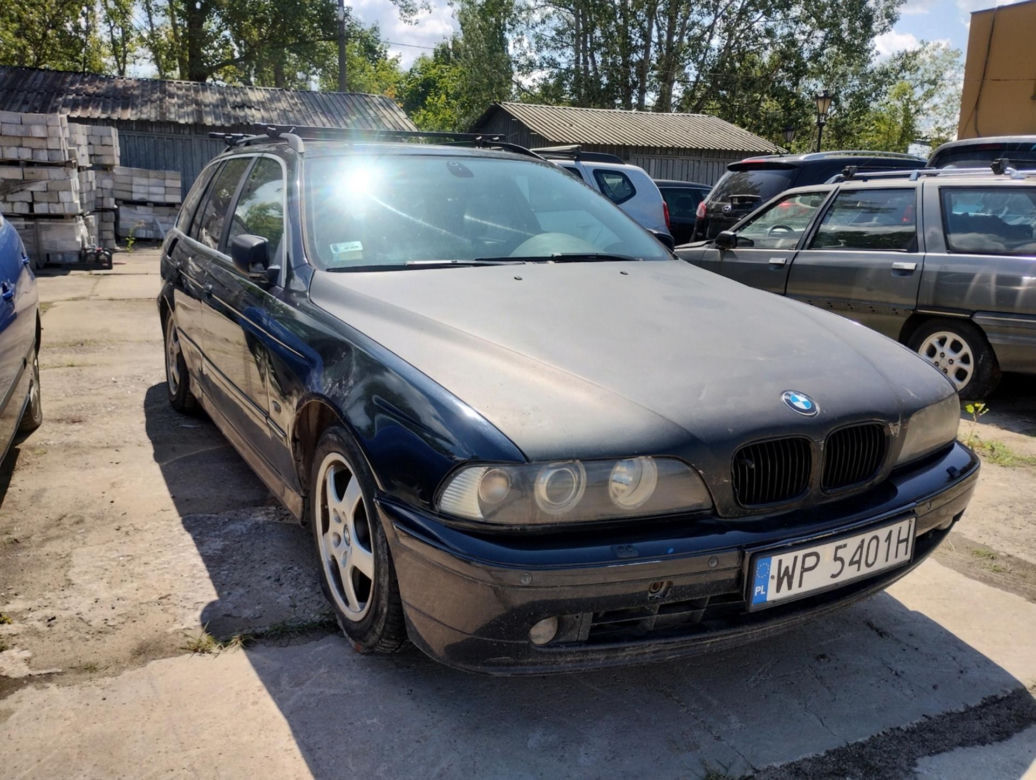 Drogowcy znów sprzedają wraki z ulicy. Wśród nich jest Chrysler w kwiatki