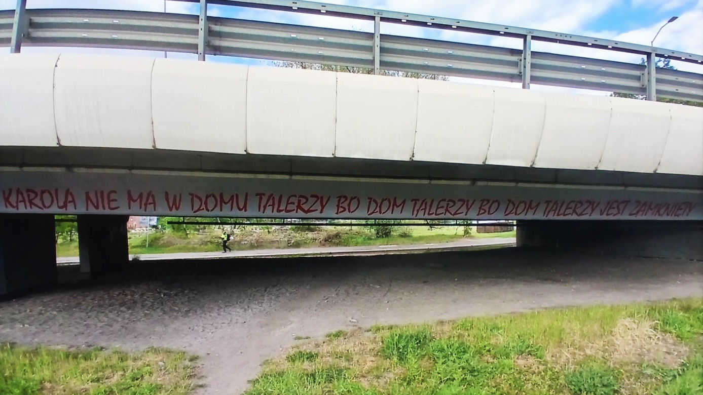 "Kultowy" napis "Karola nie ma w domu talerzy..." powrócił w nowej odsłonie
