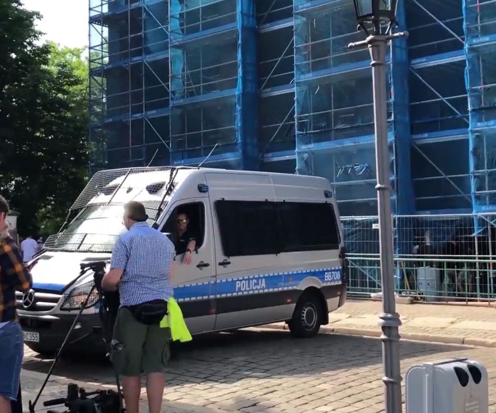 Wrocław: Nożownik zaatakował księdza przed kościołem. Duchowny trafił do szpitala [WIDEO]
