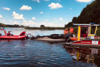 Rzeka Narew: Motorówka doszczętnie spłonęła! Poparzona jedna osoba [ZDJĘCIA]
