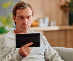 Na Wspólnej, odcinek 4171: Kariera Mariusza wisi na włosku. Mężczyzna ucieka w alkohol i odsuwa się od Oli