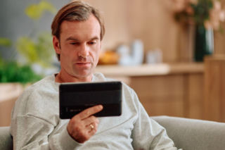 Na Wspólnej, odcinek 4171: Kariera Mariusza wisi na włosku. Mężczyzna ucieka w alkohol i odsuwa się od Oli