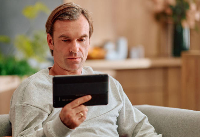 "Na Wspólnej", odcinek 4171: Kariera Mariusza wisi na włosku. Mężczyzna ucieka w alkohol i odsuwa się od Oli