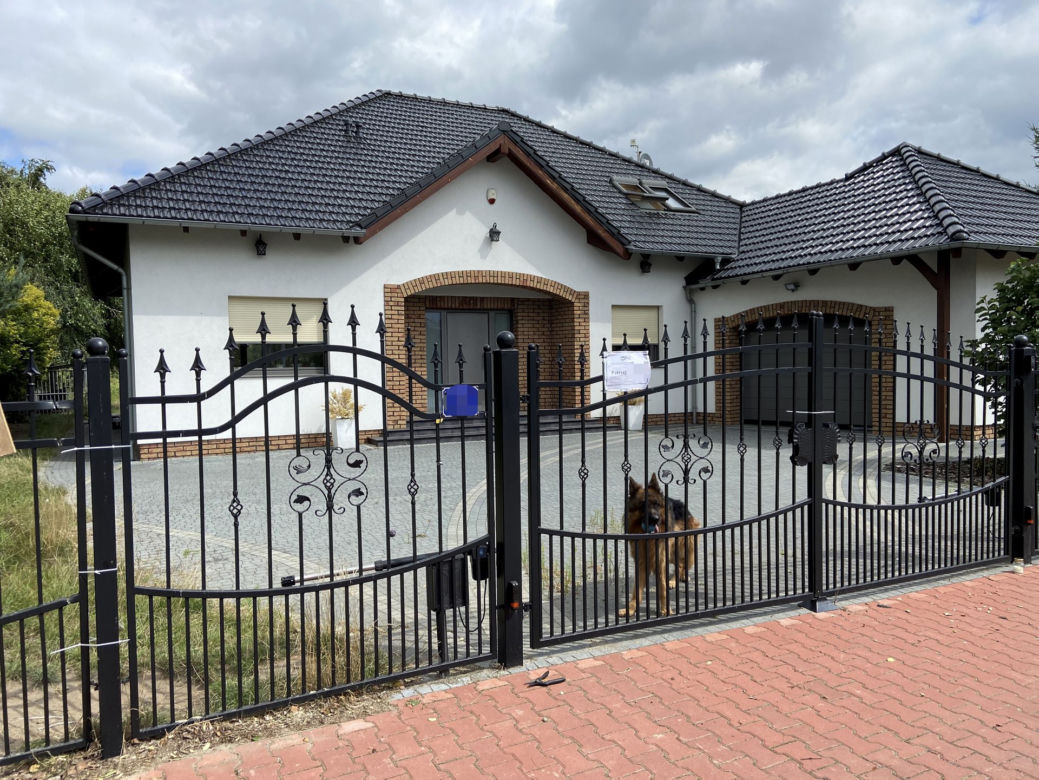 Zawisła na płocie i zmarła