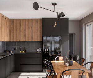Tak mieszka Luiza! Czarna kuchnia z drewnem i loftowe wnętrza to jej prywatna galeria sztuki