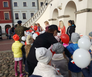 Zamość: Przedszkolaki wypuściły 100 balonów na 100-lecie niepodległości