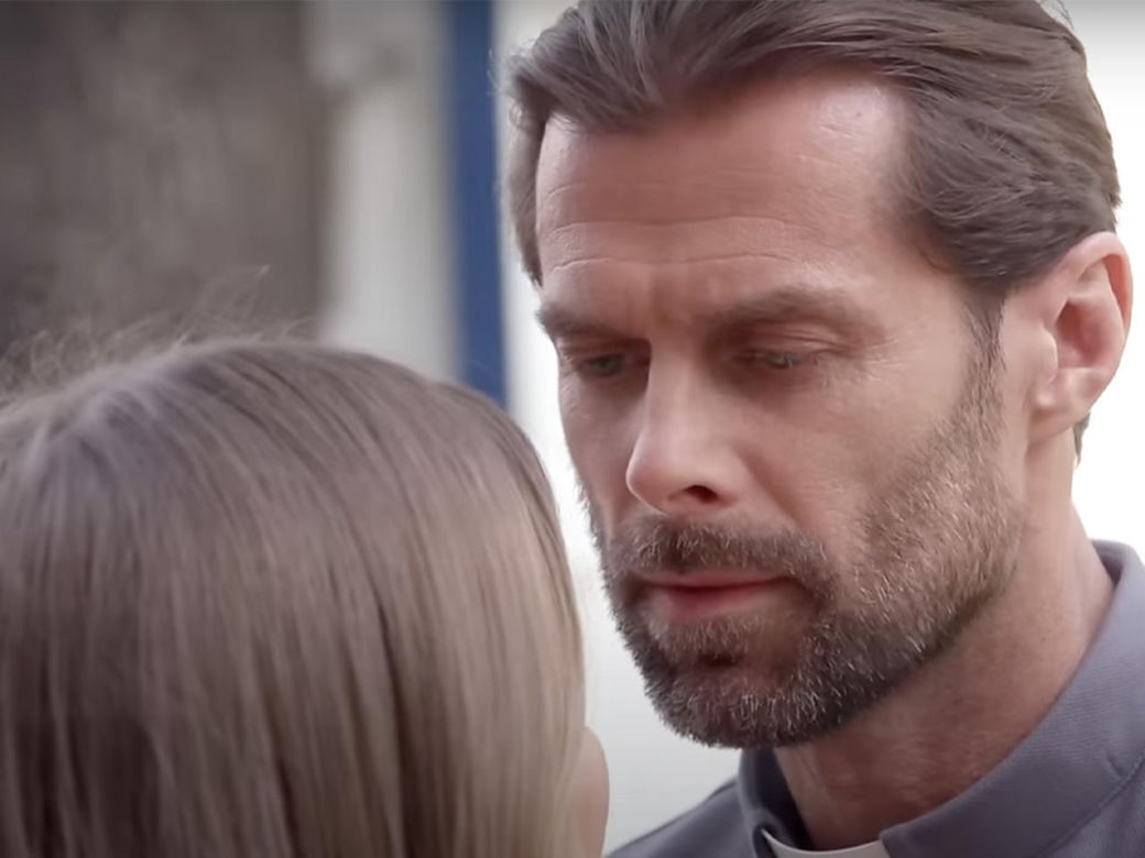 Pierwsza miłość, najnowszy zwiastun: Ksiądz Bruno (Konrad Jałowiec), Marta (Honorata Witańska) 