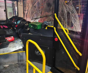 Karambol na Śląsku. Autobus staranował osobówkę i wbił się w śmieciarkę