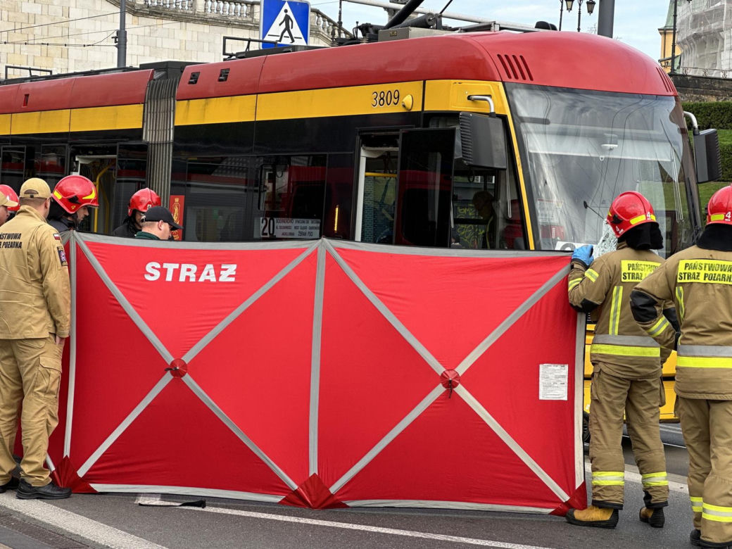Dramat na Starym Mieście. Rowerzysta wjechał wprost pod nadjeżdżający tramwaj!