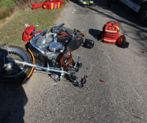 Niebezpieczny wypadek w Pomorskiem. 67-letni motocyklista zderzył się z dwoma autami