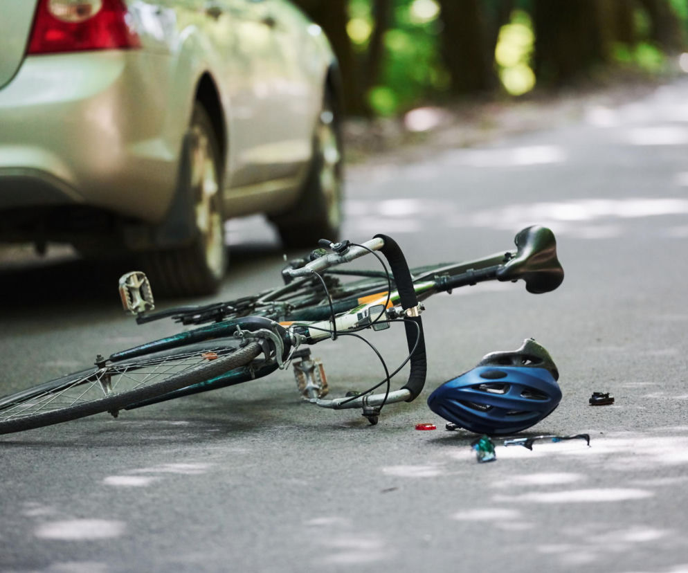 Wielka tragedia, rowerzysta wjechał pod pędzące auto. 67-latek nie miał szans na przeżycie