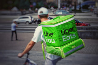 Koniec siatek w Katowicach. Dostaniesz zakupy z Biedronki przez Uber Eats