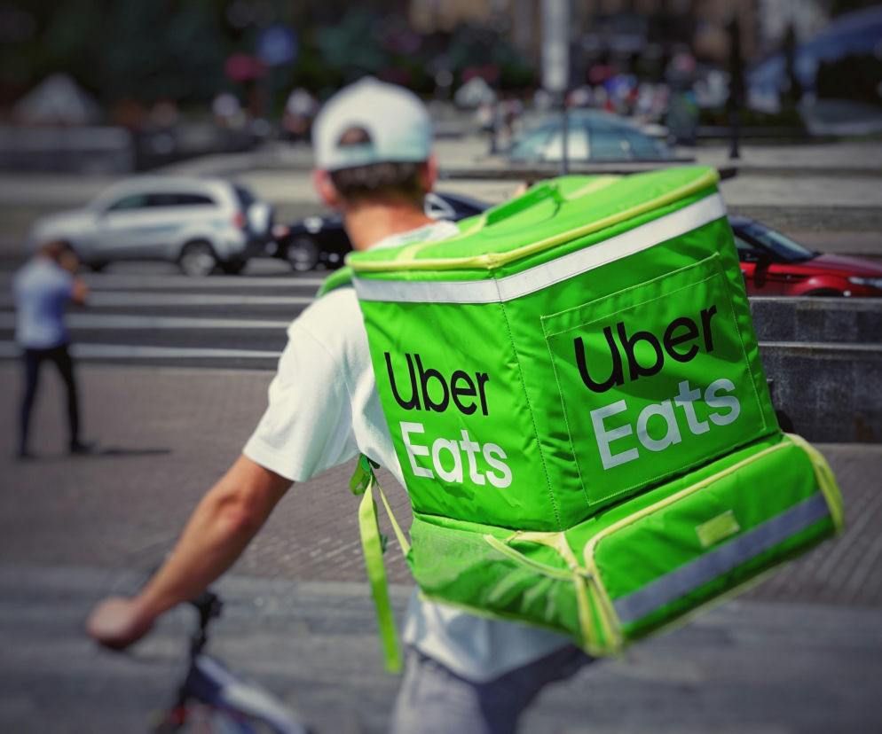 Koniec siatek w Katowicach. Dostaniesz zakupy z Biedronki przez Uber Eats