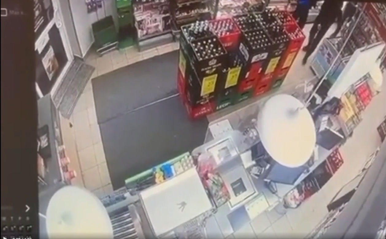 Jest nagranie z krwawego napadu na sklep w Kobyłce. W ruch poszedł nóż [WIDEO]