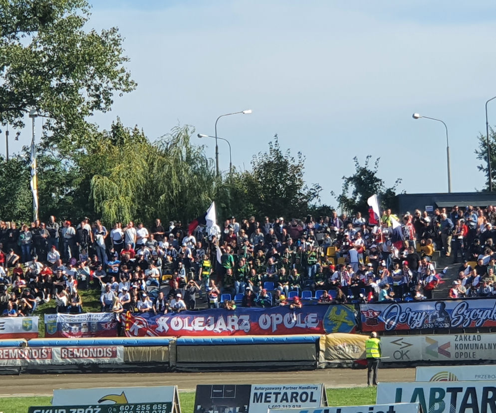 Kibice Kolejarza Opole na stadionie
