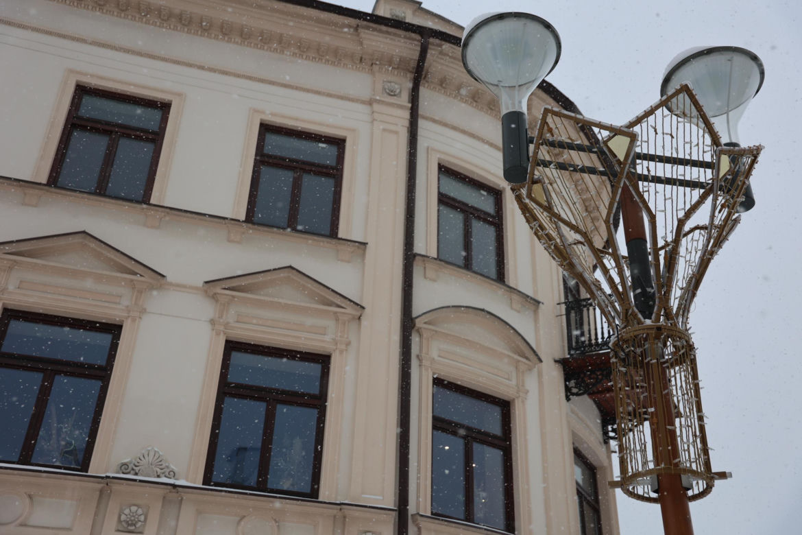 Świąteczne iluminacje zaczynają ozdabiać centrum Lublina
