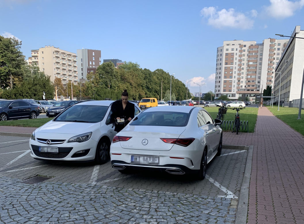 Natasza Urbańska zadaje szyku przy białym mercedesie