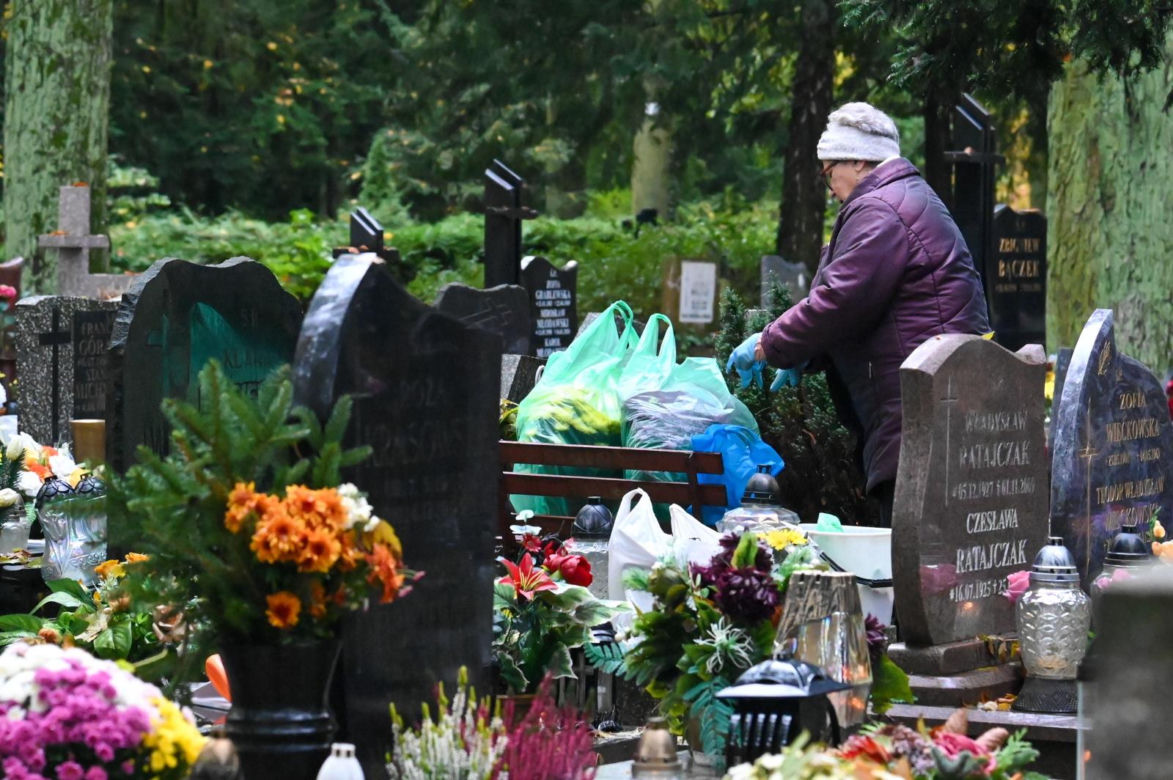 Porządki na Cmentarzu Centralnym w Szczecinie