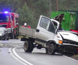 Ciężarówka zahaczyła o busa. Nie żyje 53-latek