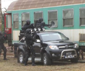 WARKA: Terroryści opanowali pociąg. Strzelanina na stacji kolejowej! + ZDJĘCIA