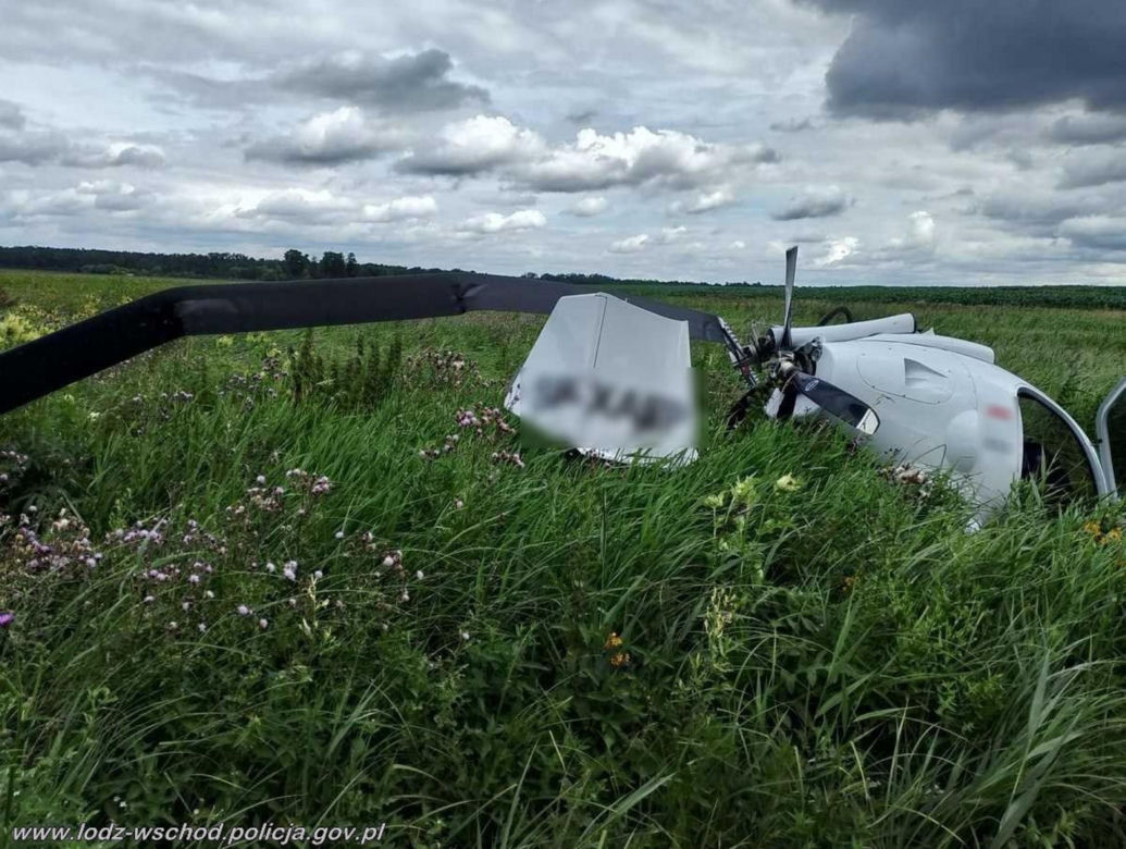 Wypadek pod Łodzią. Wiatrakowiec runął na ziemię. LPR zabrało mężczyznę [ZDJĘCIA].